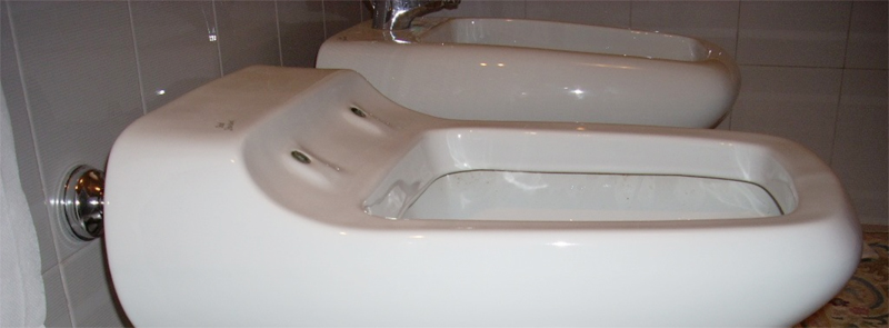 Siège de WC pour appareils sanitaires avec plateau surélevé/oblique à 45°