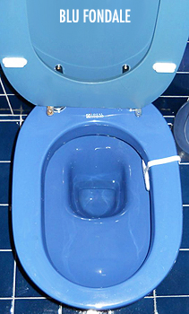 Il copriwater azzurro, blu fondale e mirtillo nei sanitari Ideal Standard